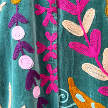 Load image into Gallery viewer, Anvi velvet coat