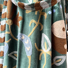 Load image into Gallery viewer, Anvi velvet coat