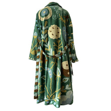 Load image into Gallery viewer, Anvi velvet coat
