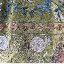 Load image into Gallery viewer, Ravi velvet shirt jacket
